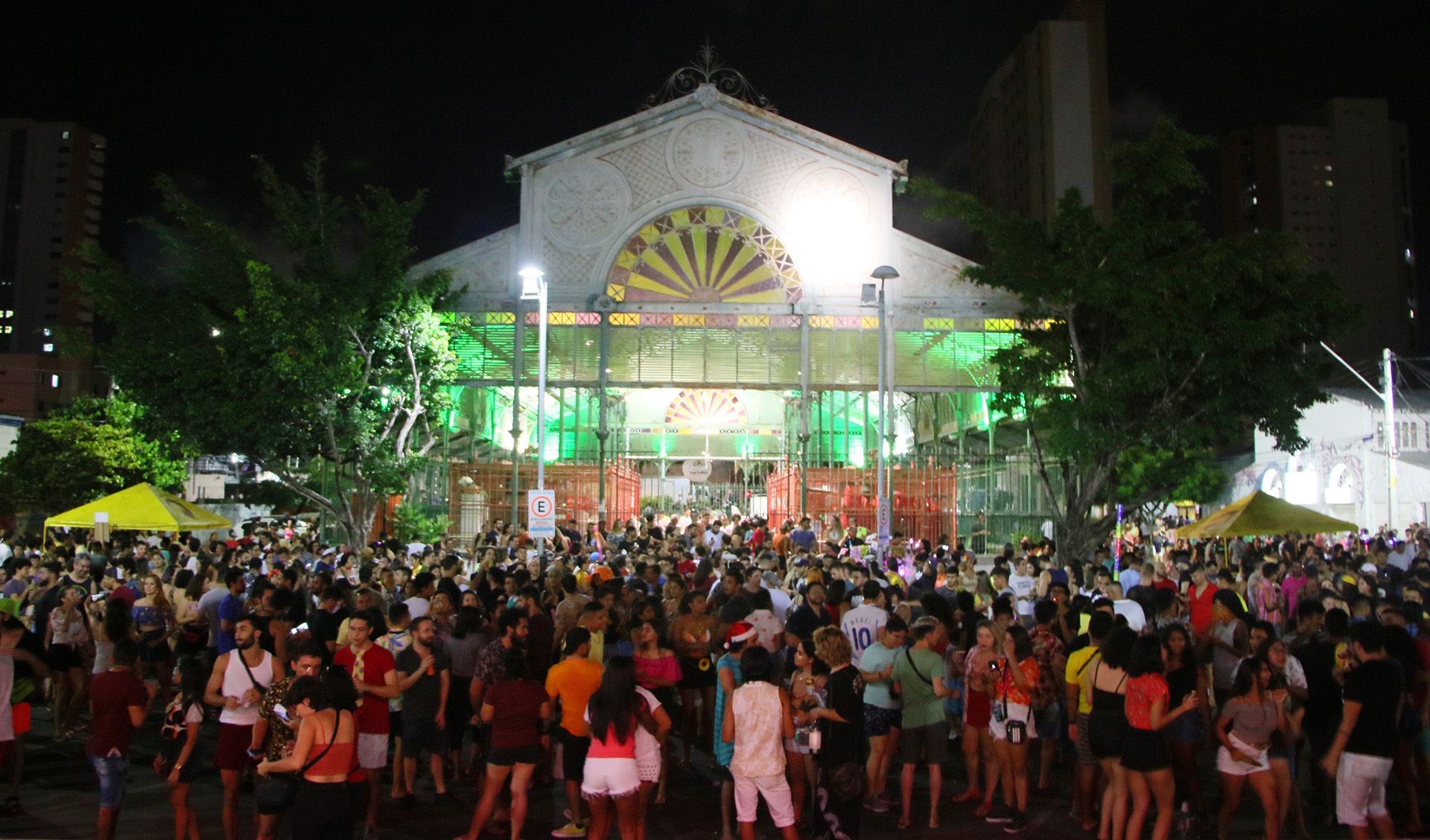 a foto mostra o público em frente ao mercado dos pinhões